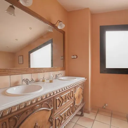 Gran Casa, 600m2, Jardin Con Piscina Y Barbacoa